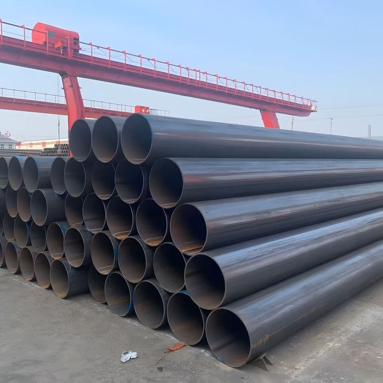 Tuberías de acero brillantes mostrando durabilidad y alta calidad en el proceso de fabricación de MMTubería.