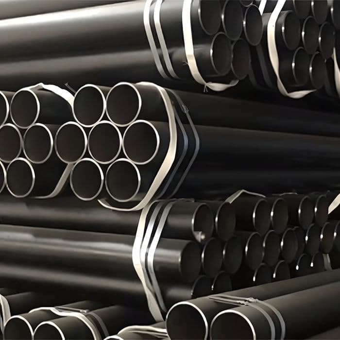 Tuberías de acero alineadas, listas para su distribución, destacando la durabilidad y alta calidad de MMTubería en su proceso de fabricación.