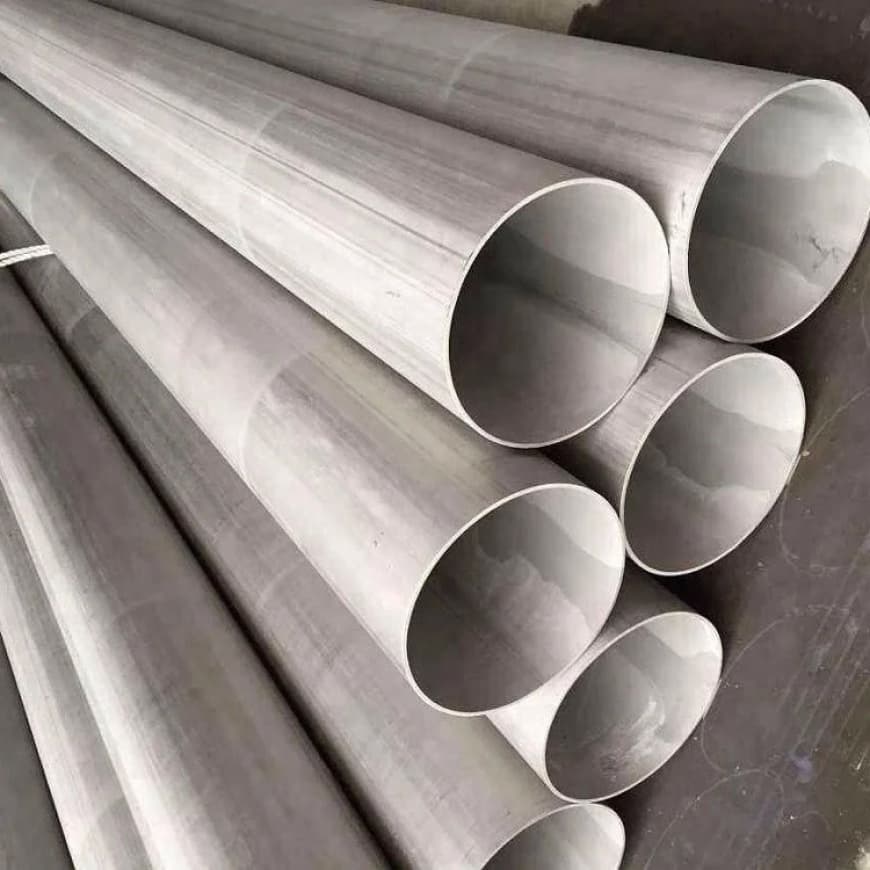 Conjunto de tubos de acero inoxidable organizados, listos para distribución.
