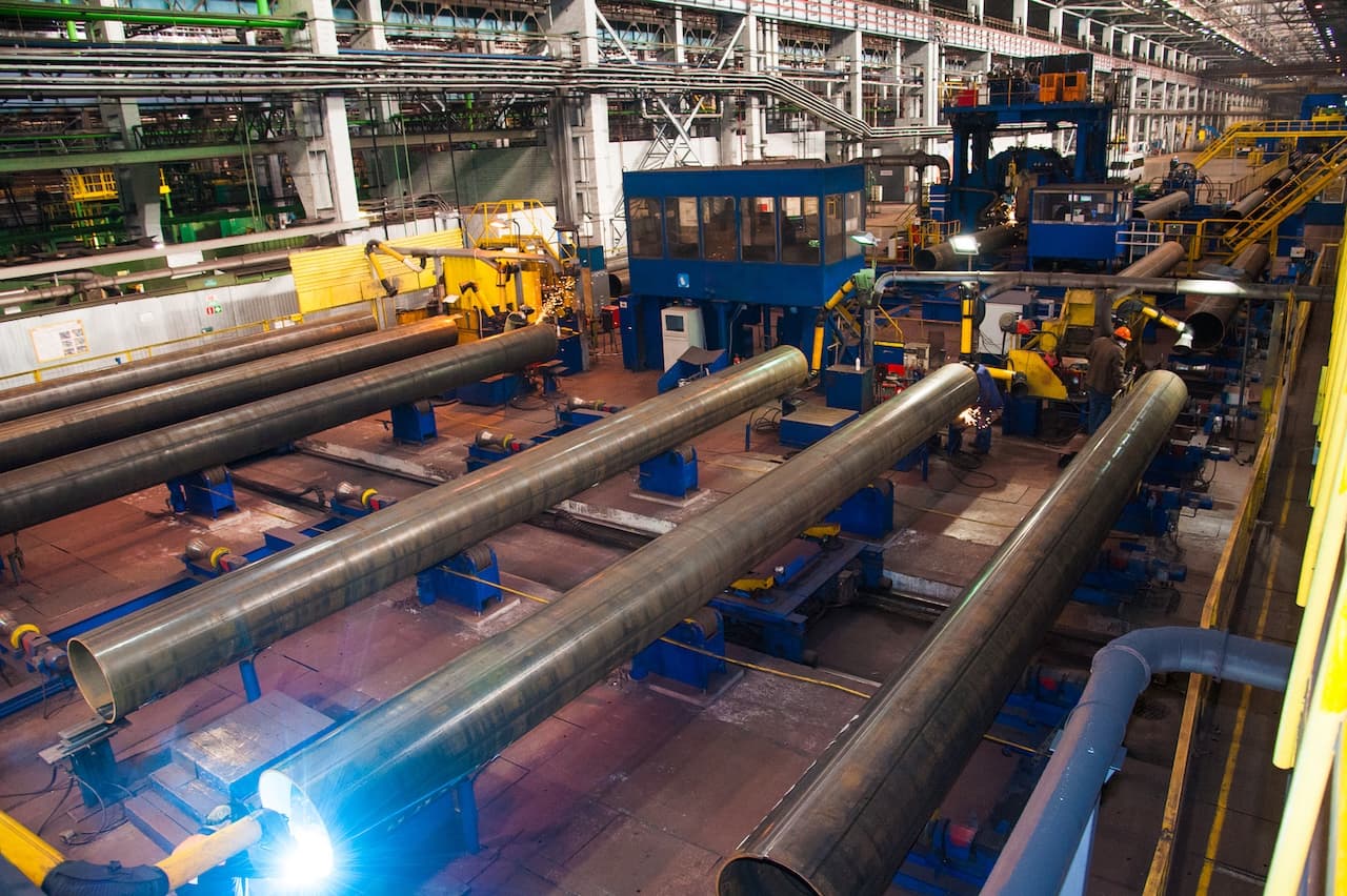 Columna de acero pulido en una estructura moderna, resaltando la alta calidad y durabilidad de los productos de MMTubería.