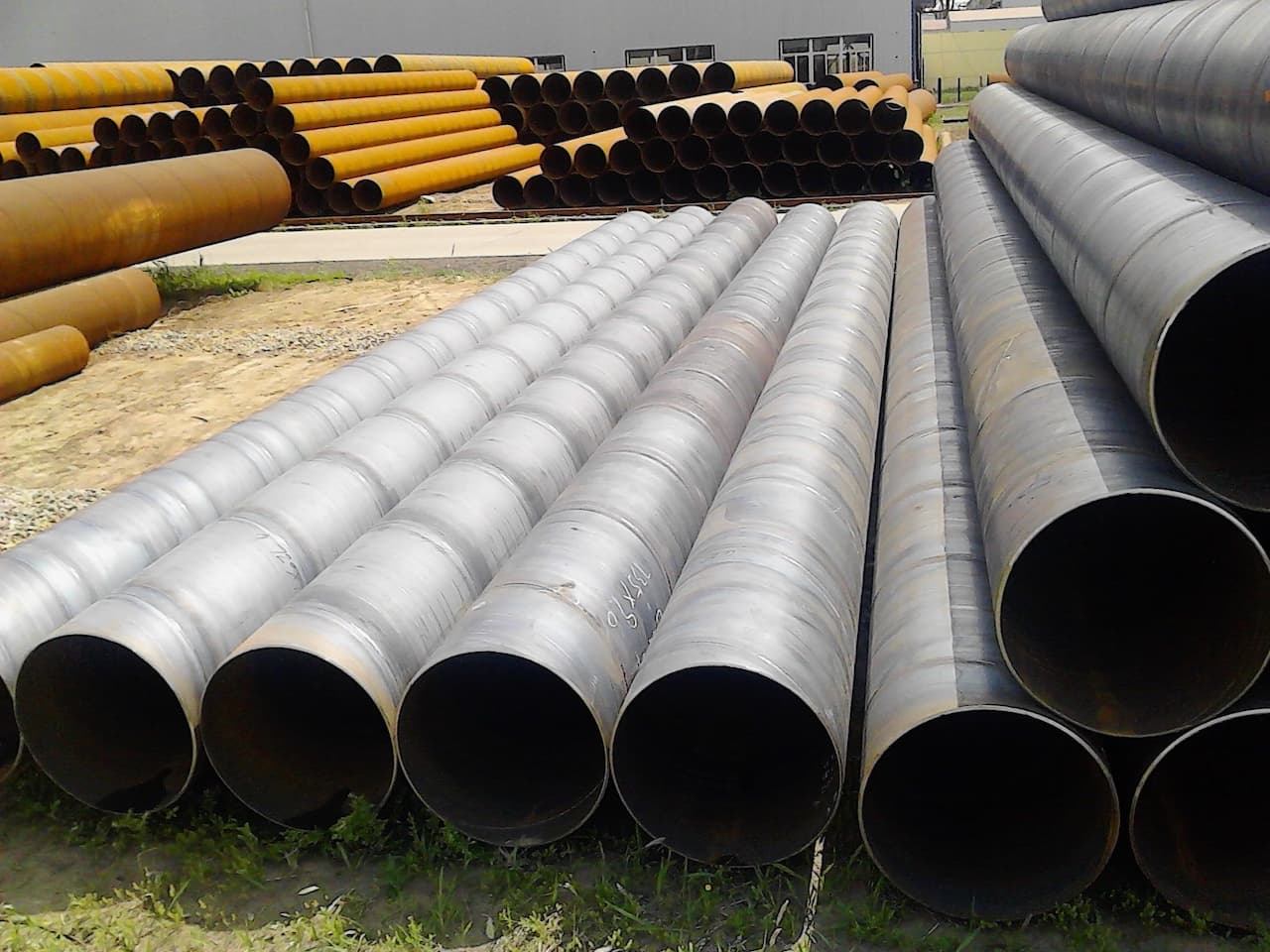 Tubería de gran diámetro en proceso de fabricación en una planta industrial, subrayando el control de calidad de MMTubería.