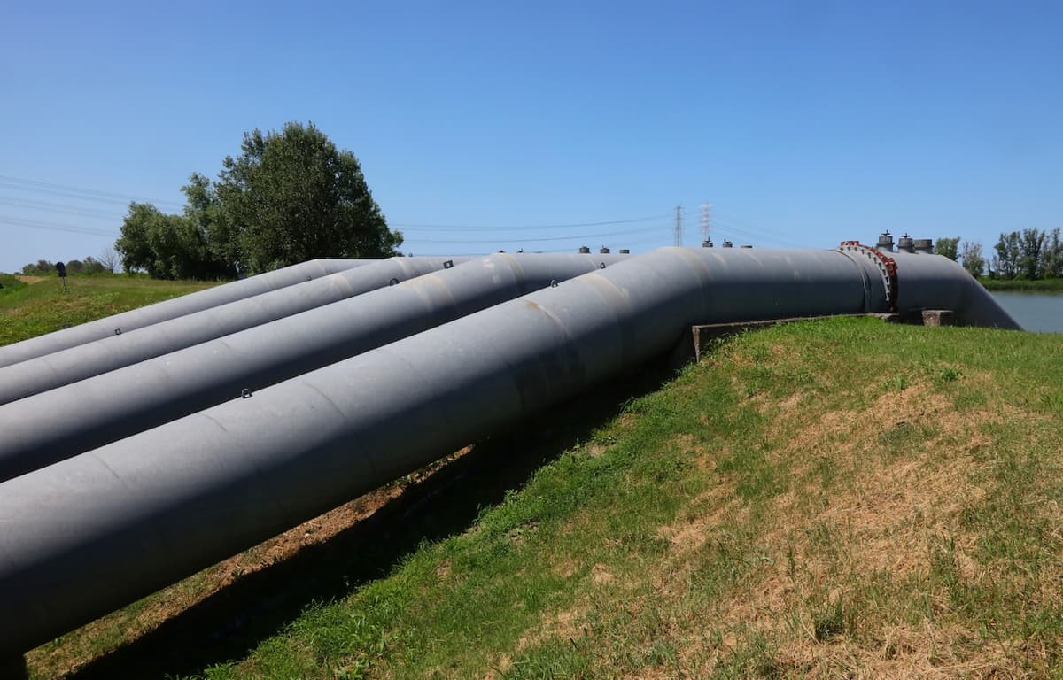 Tuberías de acero instaladas en una pendiente, mostrando la durabilidad y el diseño eficiente de MMTubería para proyectos de gran envergadura.