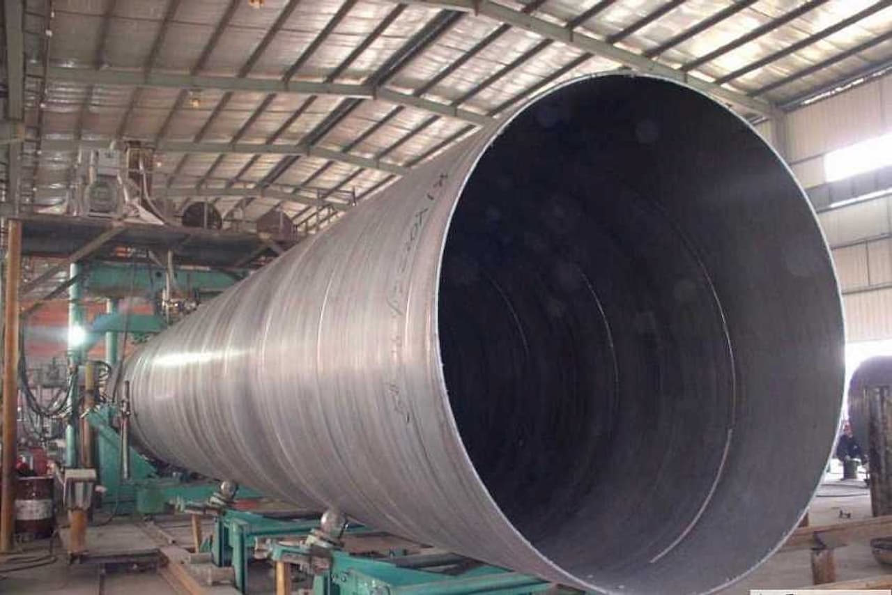 Tuberías de acero en un almacén industrial, resaltando la capacidad de producción y suministro de MMTubería a nivel nacional.