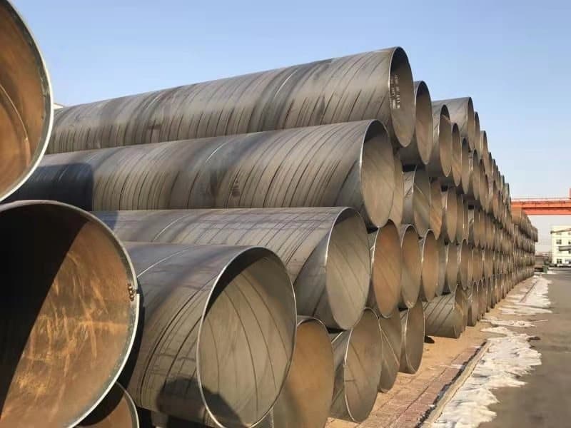Extensas filas de tuberías de acero almacenadas en un patio, ilustrando la capacidad de MMTubería para manejar grandes volúmenes y proyectos de infraestructura.