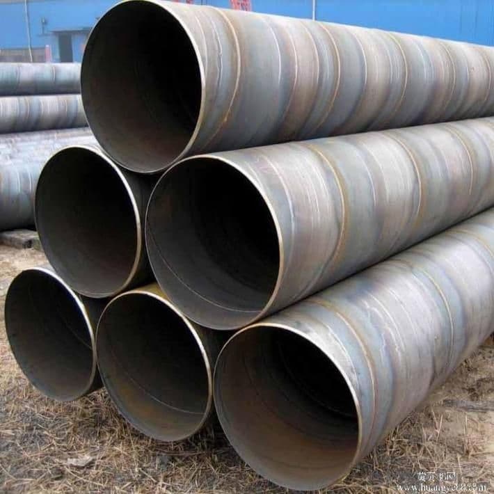 Pila de tuberías de acero de gran diámetro almacenadas, representando el proceso de fabricación eficiente y la alta calidad de MMTubería.