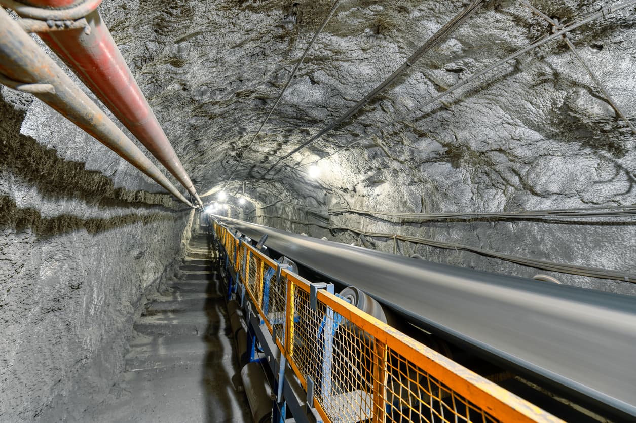 Tubería de acero utilizada en un túnel subterráneo, demostrando la robustez y la confiabilidad de las soluciones de MMTubería en proyectos de infraestructura crítica.