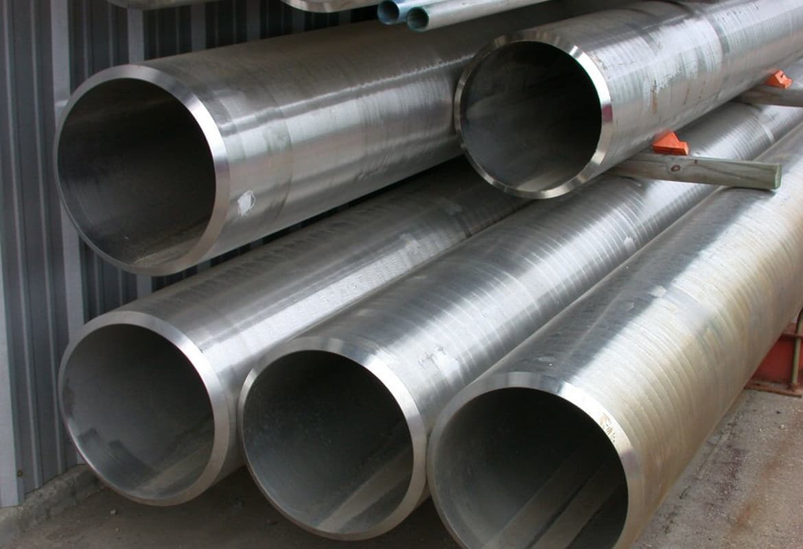 Sistema de tuberías de acero inoxidable en una instalación industrial, enfatizando la importancia de una infraestructura fiable y bien mantenida para la eficiencia operativa.