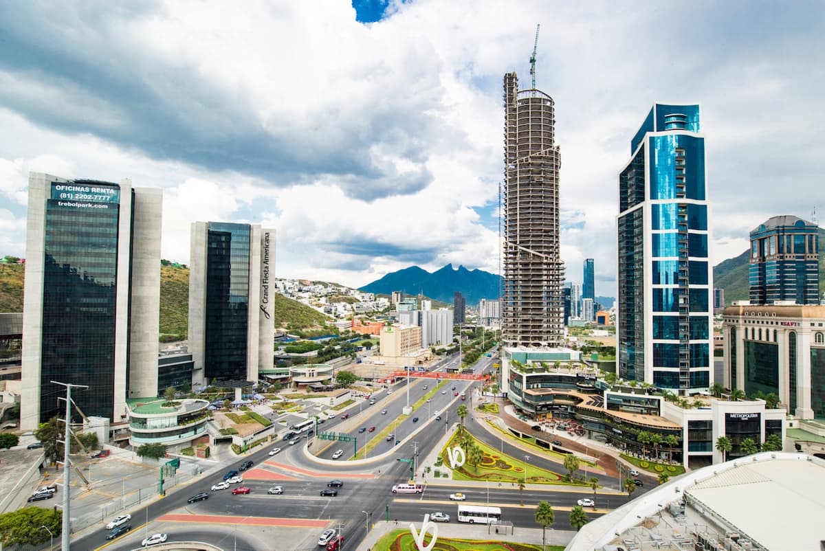 Vista panorámica de la ciudad con edificios modernos en construcción, destacando el papel de MMTubería en el suministro de tuberías de acero de alta calidad para proyectos de gran escala en México.