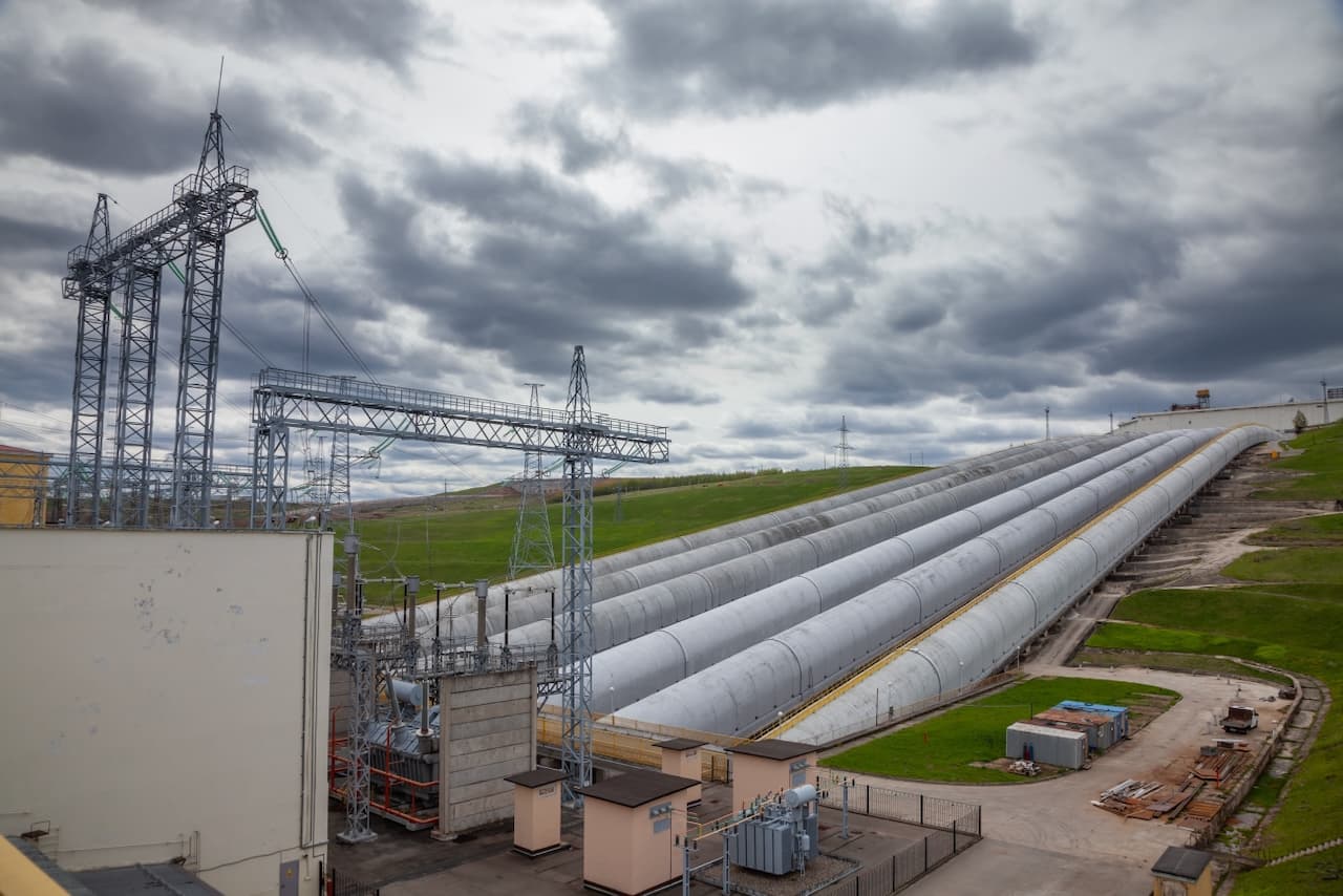 Infraestructura de tuberías de acero en pendiente, destacando la durabilidad y capacidad logística de MMTubería en grandes proyectos industriales.